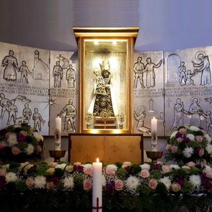 Marienaltar mit schwarzer Madonna, geschmückt für die Wallfahrtswoche (c) PW Marienaltar mit schwarzer Madonna, geschmückt für die Wallfahrtswoche